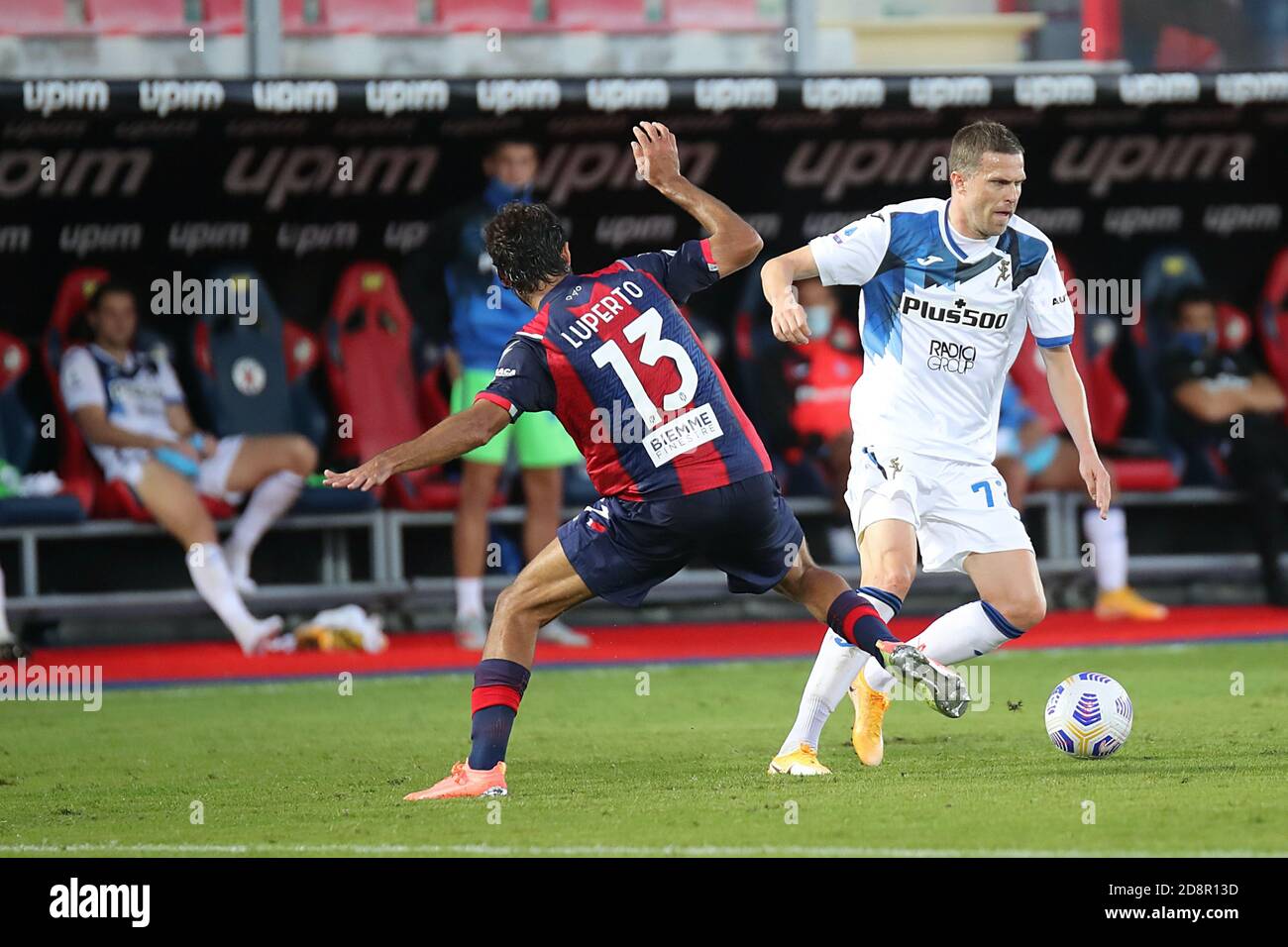 Josip Ilicic (Atalanta BC) e Sebastiano Luperto (Crotone FC) durante FC Crotone vs Atalanta Bergamasca Calcio, calcio italiano Serie A match, crotone C. Foto Stock