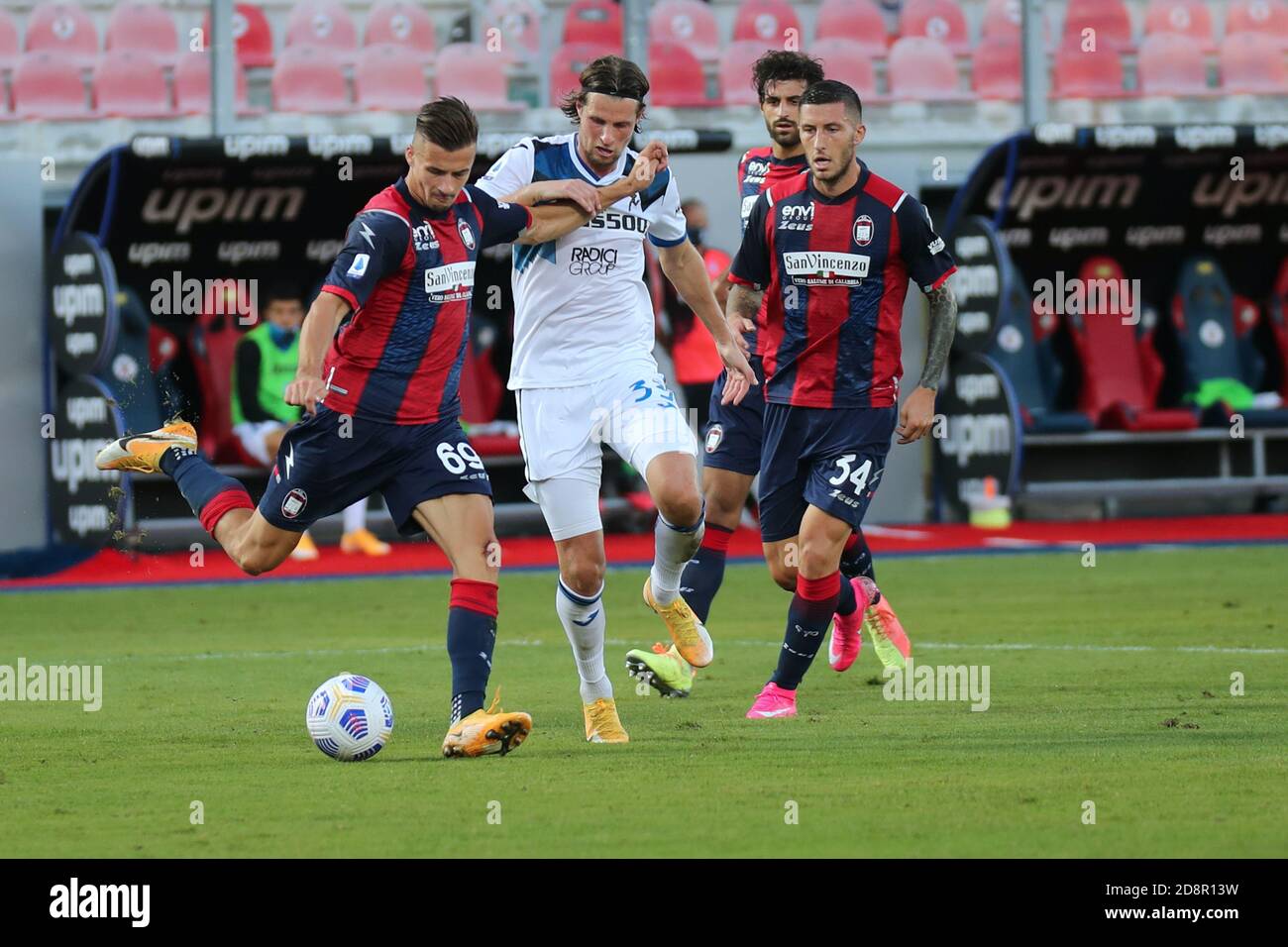 Arkadiusz Reca (Crotone FC) e Hans Hateboer (Atalanta BC) durante FC Crotone vs Atalanta Bergamasca Calcio, Calcio italiano Serie A match, crotone, C. Foto Stock