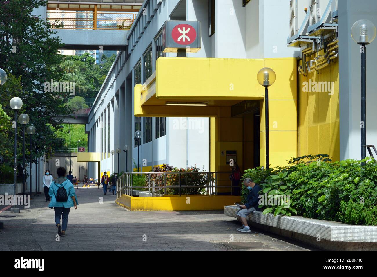 Strada pedonale e ingresso alla stazione di Kwai Hing, Hong Kong (2020) Foto Stock