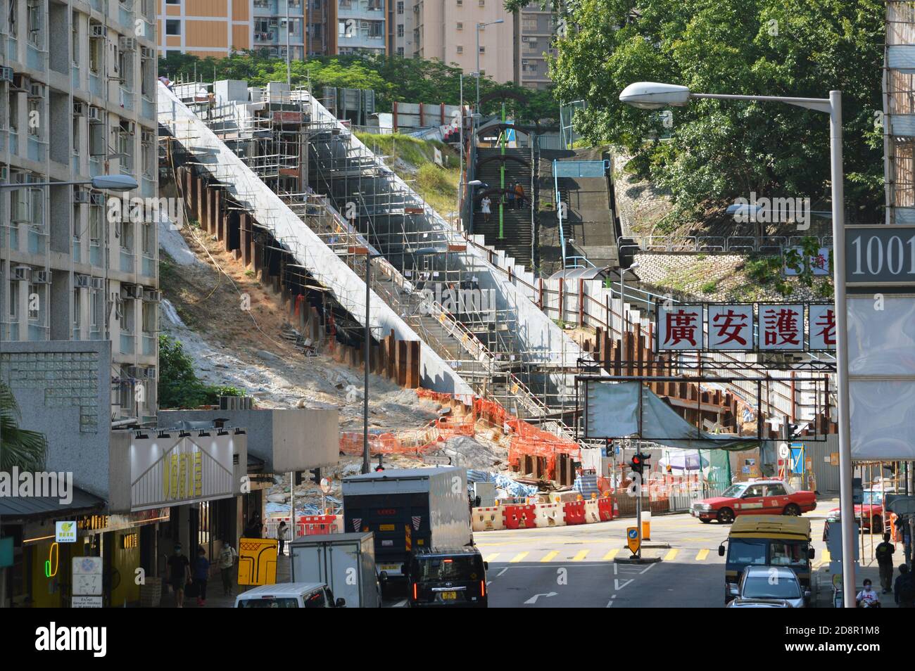 Costruzione di un sistema di ascensore e passerella pedonale tra Tai WO Hau Road e WO Tong Tsui Street, Kwai Chung, Hong Kong (ottobre 2020) Foto Stock