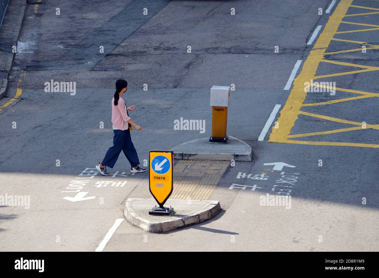 Donna che attraversa la strada a Kwai Chung, Hong Kong, 2020 Foto Stock