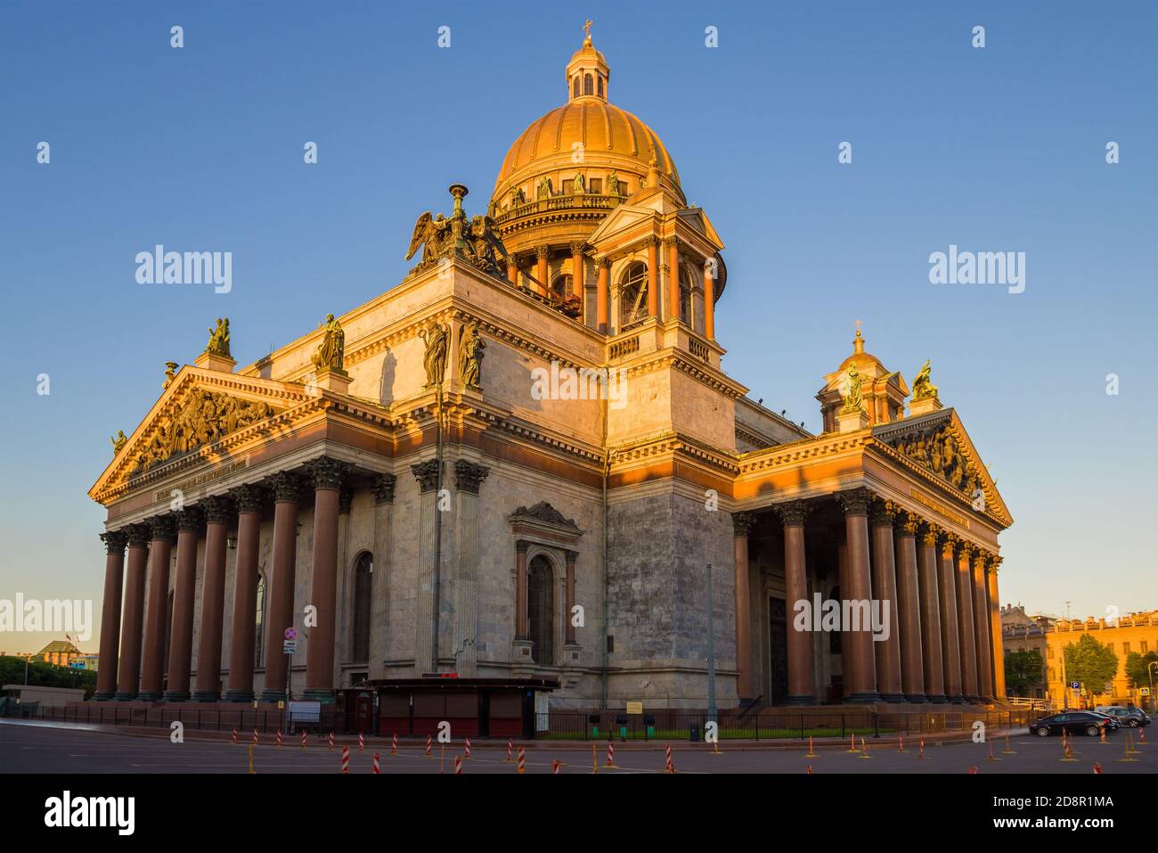 Primo piano della cattedrale di Sant'Isacco all'inizio di giugno. San Pietroburgo, Russia Foto Stock