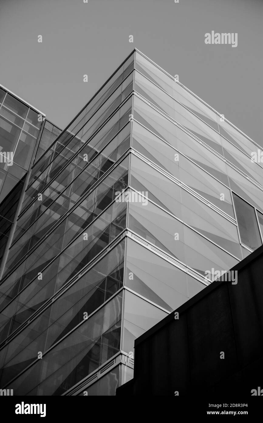 Immagine in scala di grigi di un edificio moderno con pareti in vetro giorno Foto Stock