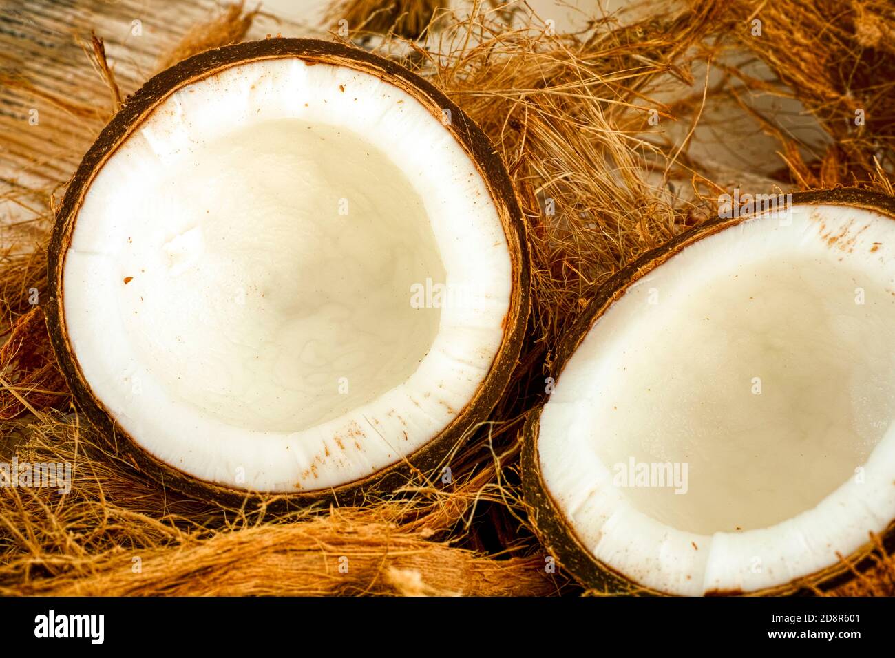 Due metà di cocco con fibra di cocco. Primo piano Foto Stock