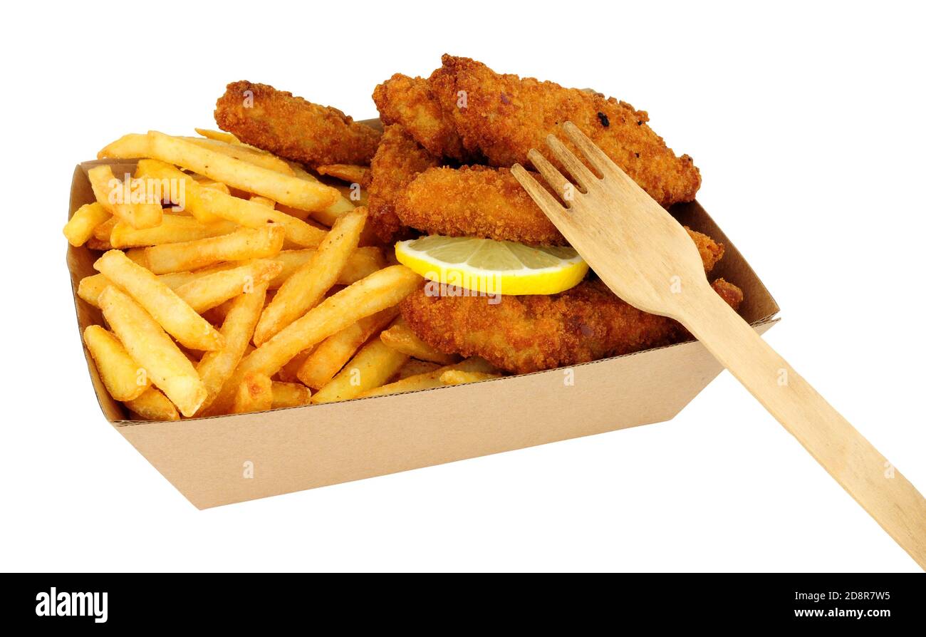 Mini filetti di pollo ricoperti di pangrattato e patatine fritte in un vassoio di prelievo in cartone isolato su sfondo bianco Foto Stock