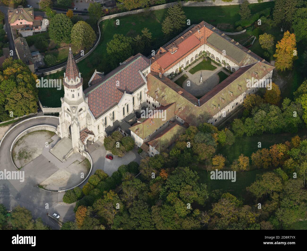 VISTA AEREA. Basilica della Visitazione e dei suoi annessi. Annecy, alta Savoia, Auvergne-Rhône-Alpes, Francia. Foto Stock