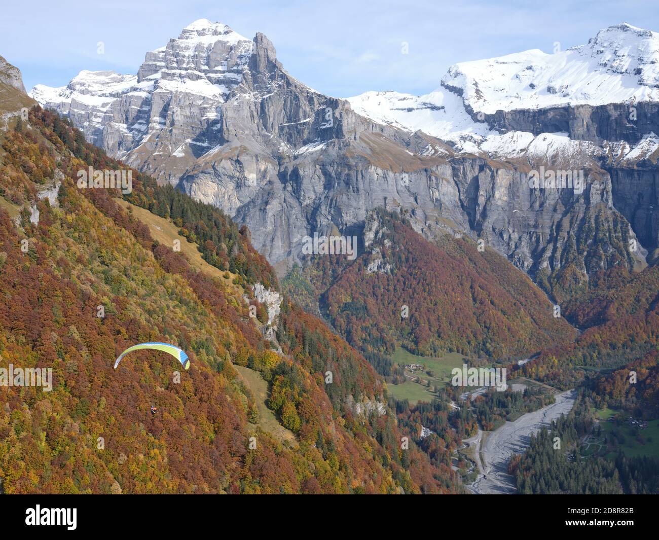 VISTA ARIA-ARIA. Parapendio che sale sopra la Giffre Valley verso il Tenneverge Peak. Sixt-Fer-à-Cheval, Haute-Savoie, Auvergne-Rhône-Alpes, Francia. Foto Stock