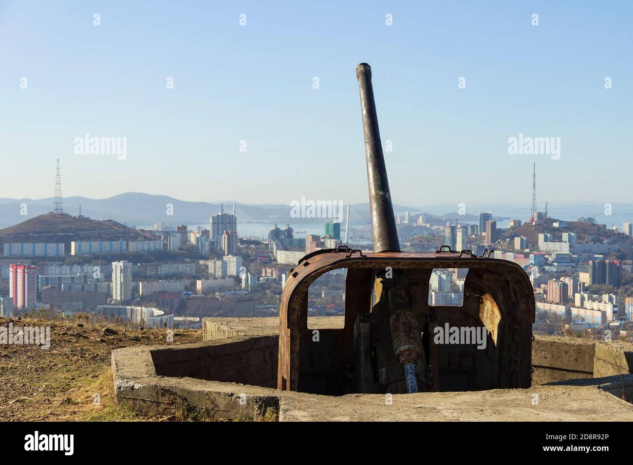 Fortificazioni abbandonate del forte Muravyov-Amursky sulla collina di Kholodilnik. Fa parte della fortezza di Vladivostok, costruita alla fine del XIX secolo - Foto Stock