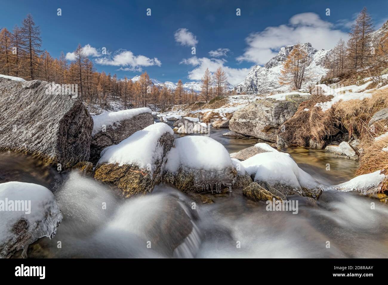 Panorama delle Alpi con un fiume che scorre nella stagione autunnale Foto Stock