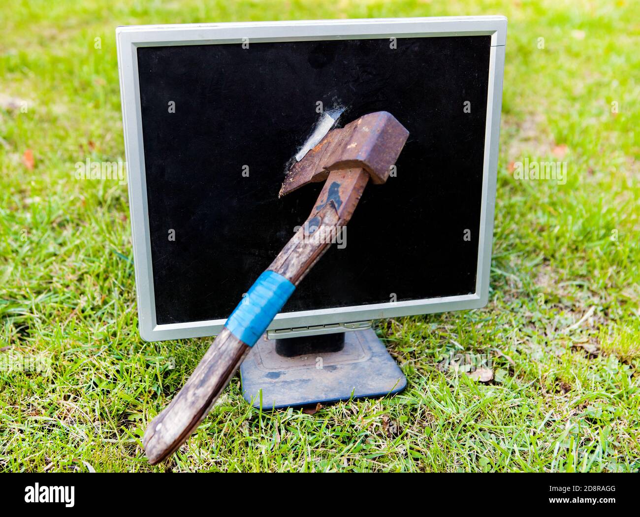 AX per smash uno schermo del computer sullo sfondo erba Foto Stock