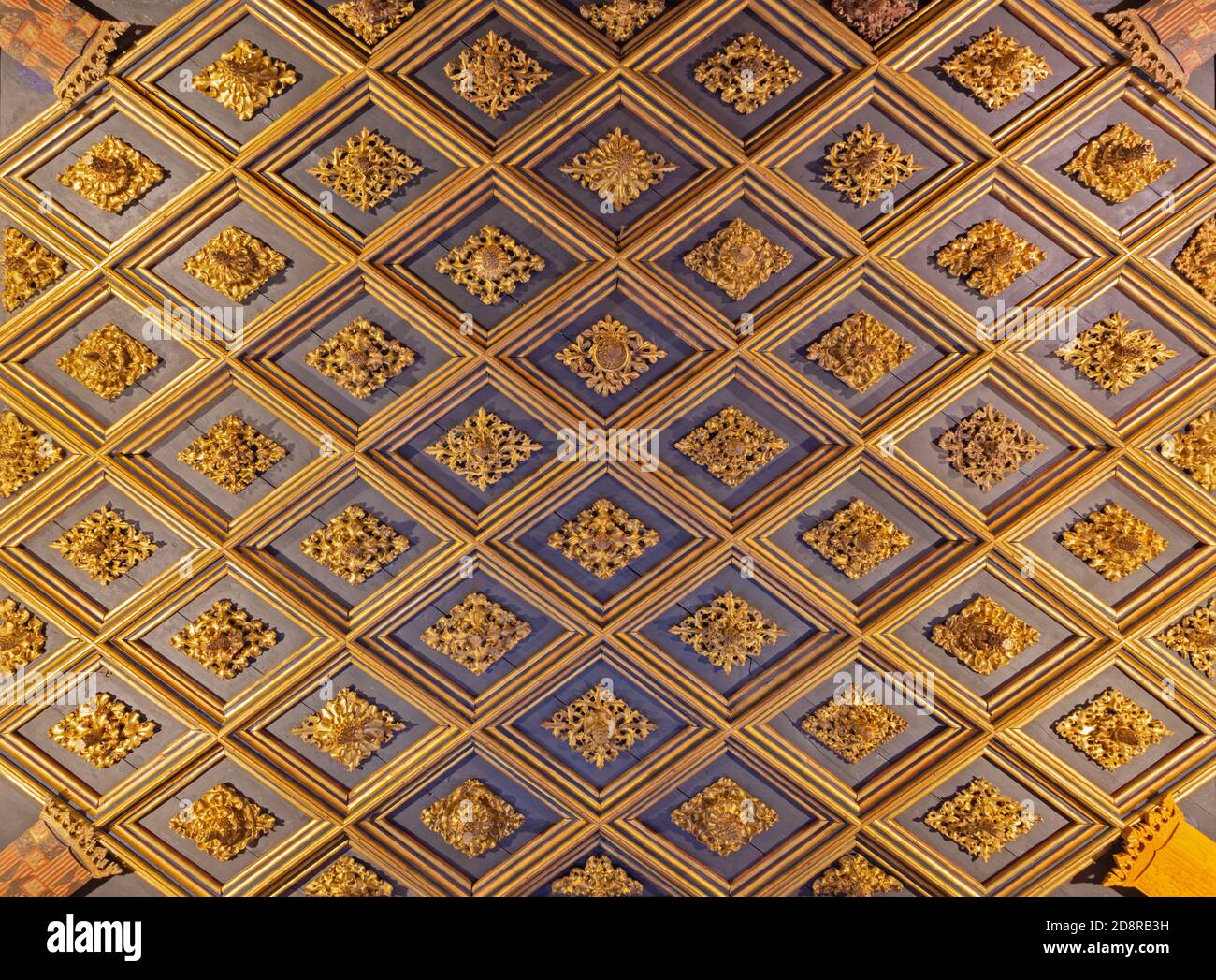 Saragozza, Spagna - 2 Marzo 2018: il soffitto intagliato in stile mudejar La Castillo de la Aljafería palace. Foto Stock