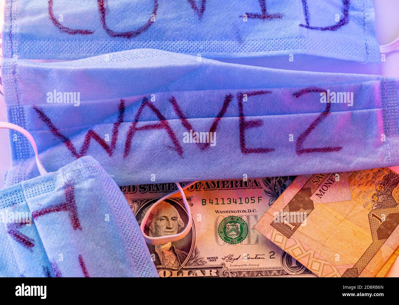 Impatto della seconda ondata di Coronavirus sul concetto di economia mondiale. Una bolletta da un dollaro sotto una maschera chirurgica con luci di emergenza rosse e blu Foto Stock