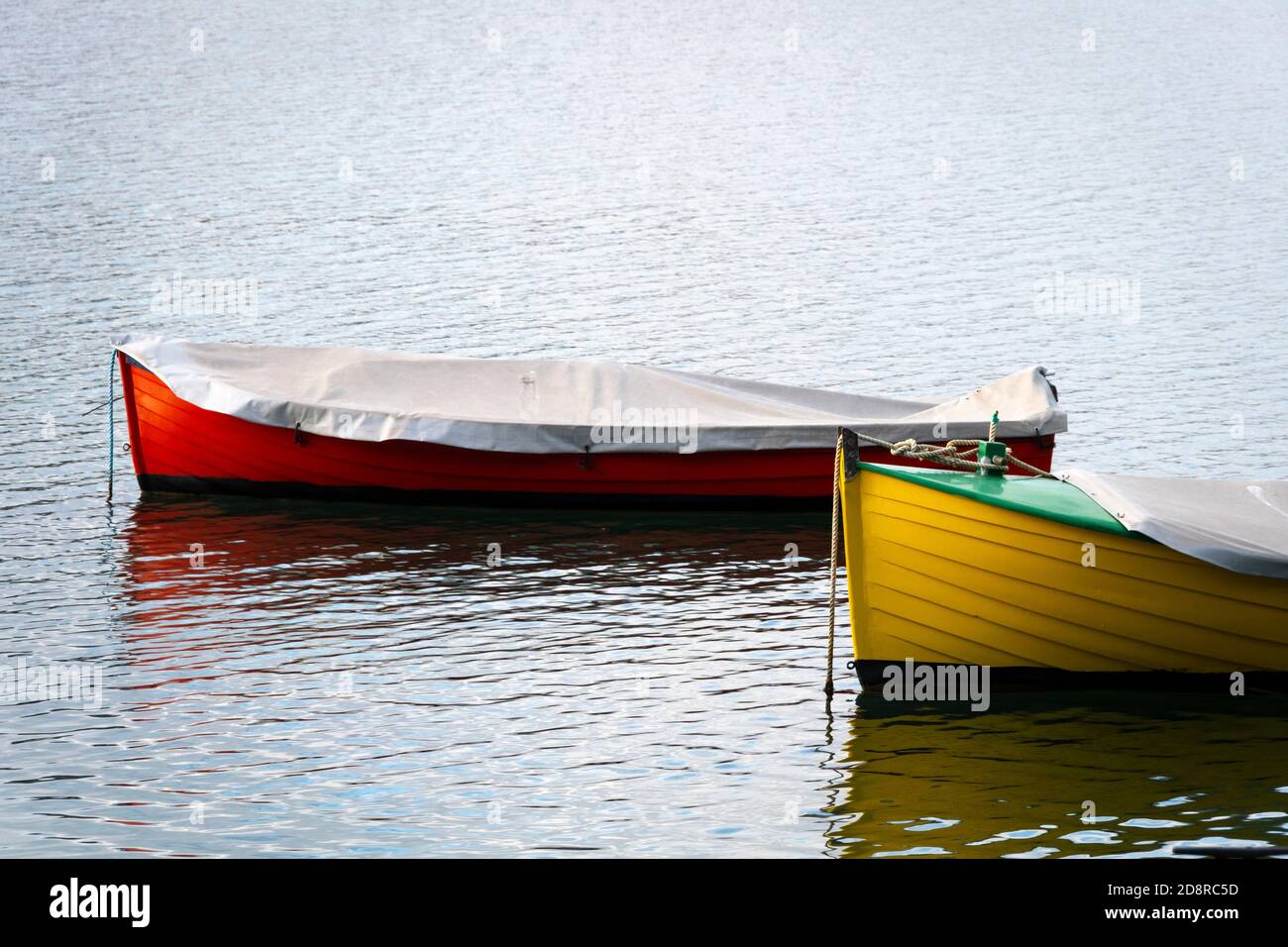 Barche bulit clinker rosse e gialle ormeggiate a Pauatahanui Inlet, Porirua, Wellington, Isola del Nord, Nuova Zelanda Foto Stock