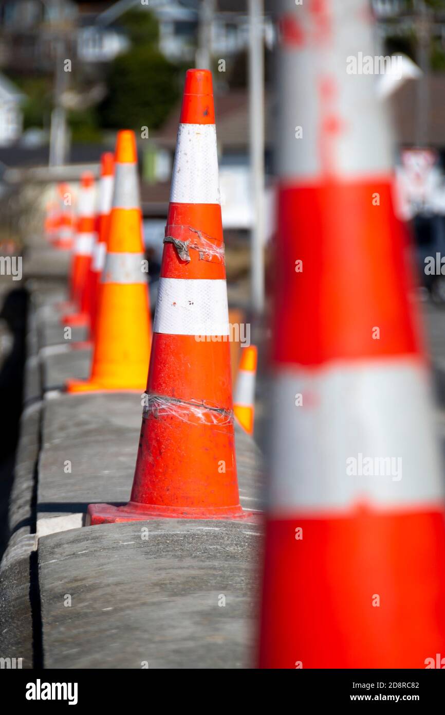 Bianco e arancione cono stradale. Segno utilizzato per fornire la sicurezza  del traffico durante la costruzione di strade Foto stock - Alamy