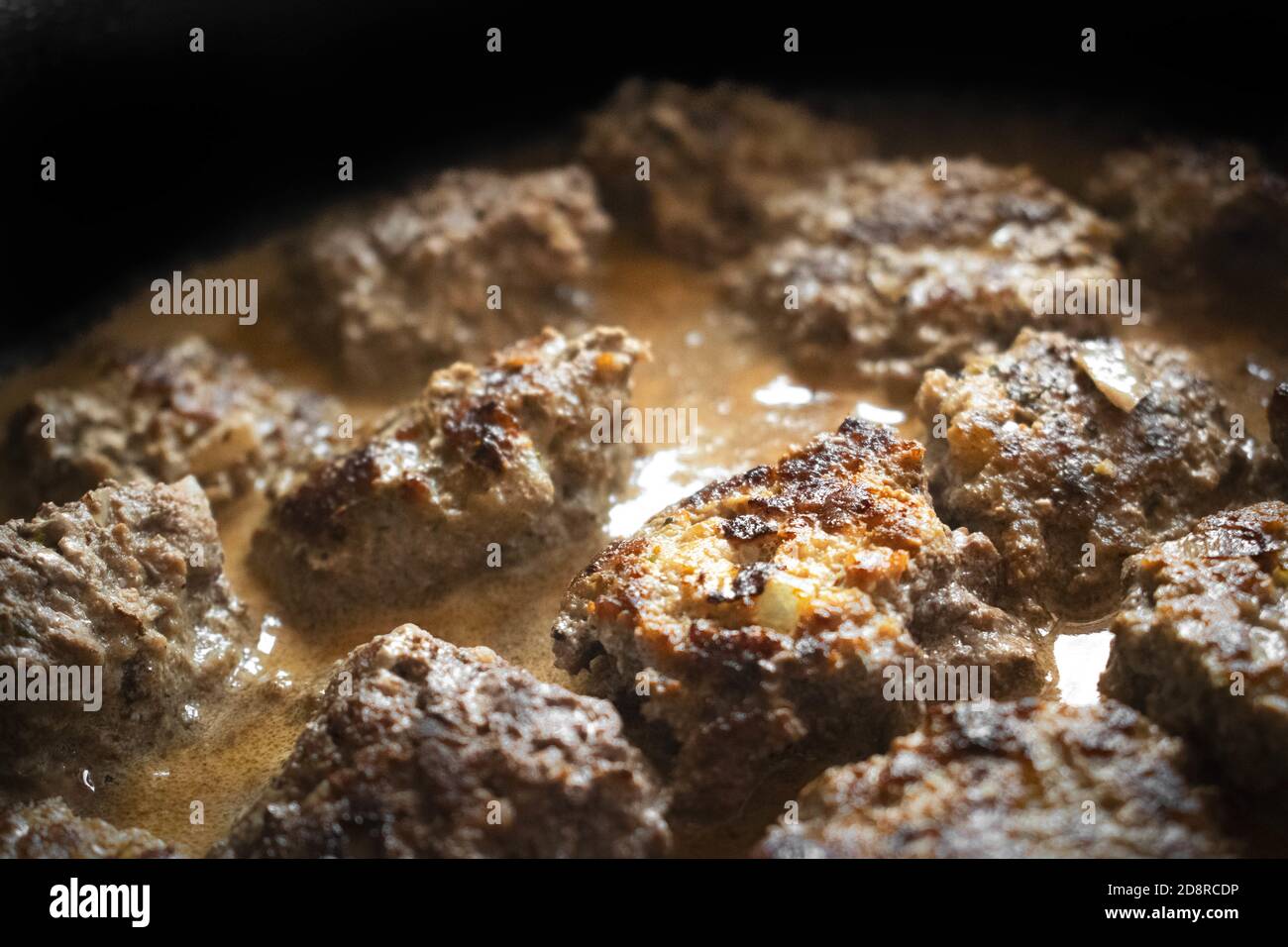 Colpo di closeup di polpette cotte in salsa Foto Stock