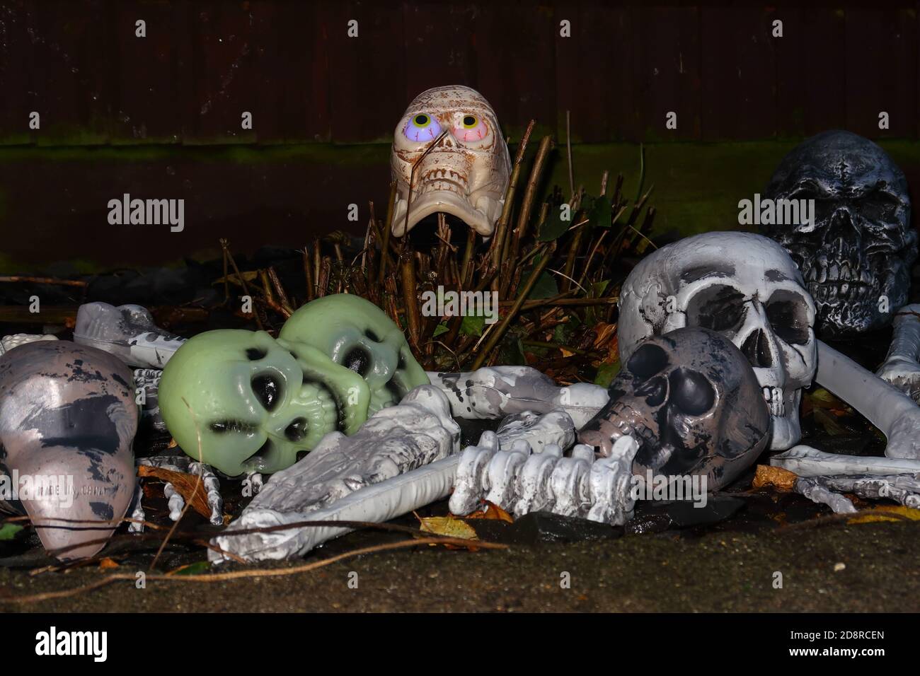 Una scena cimitero per illustrare il concetto di Halloween Foto Stock