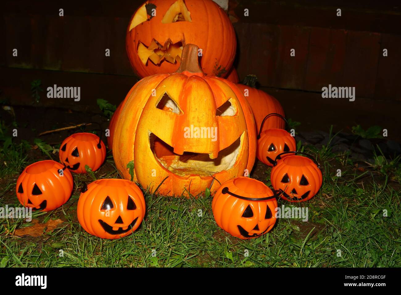 Zucche con facce spaventose per illustrare il concetto di Halloween Foto Stock