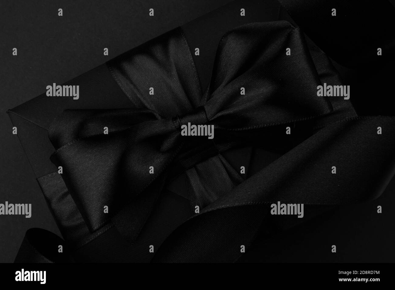 Confezione regalo Black friday con fiocco di nastro design concettuale nero Foto Stock