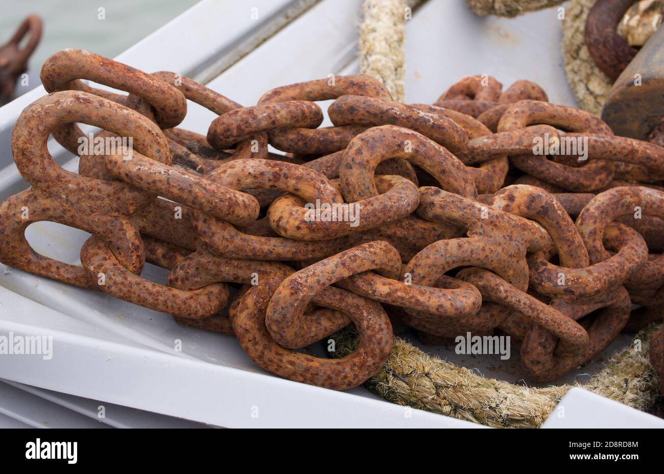 Pila di grande vecchia catena nautica arrugginita e corda insieme Foto Stock