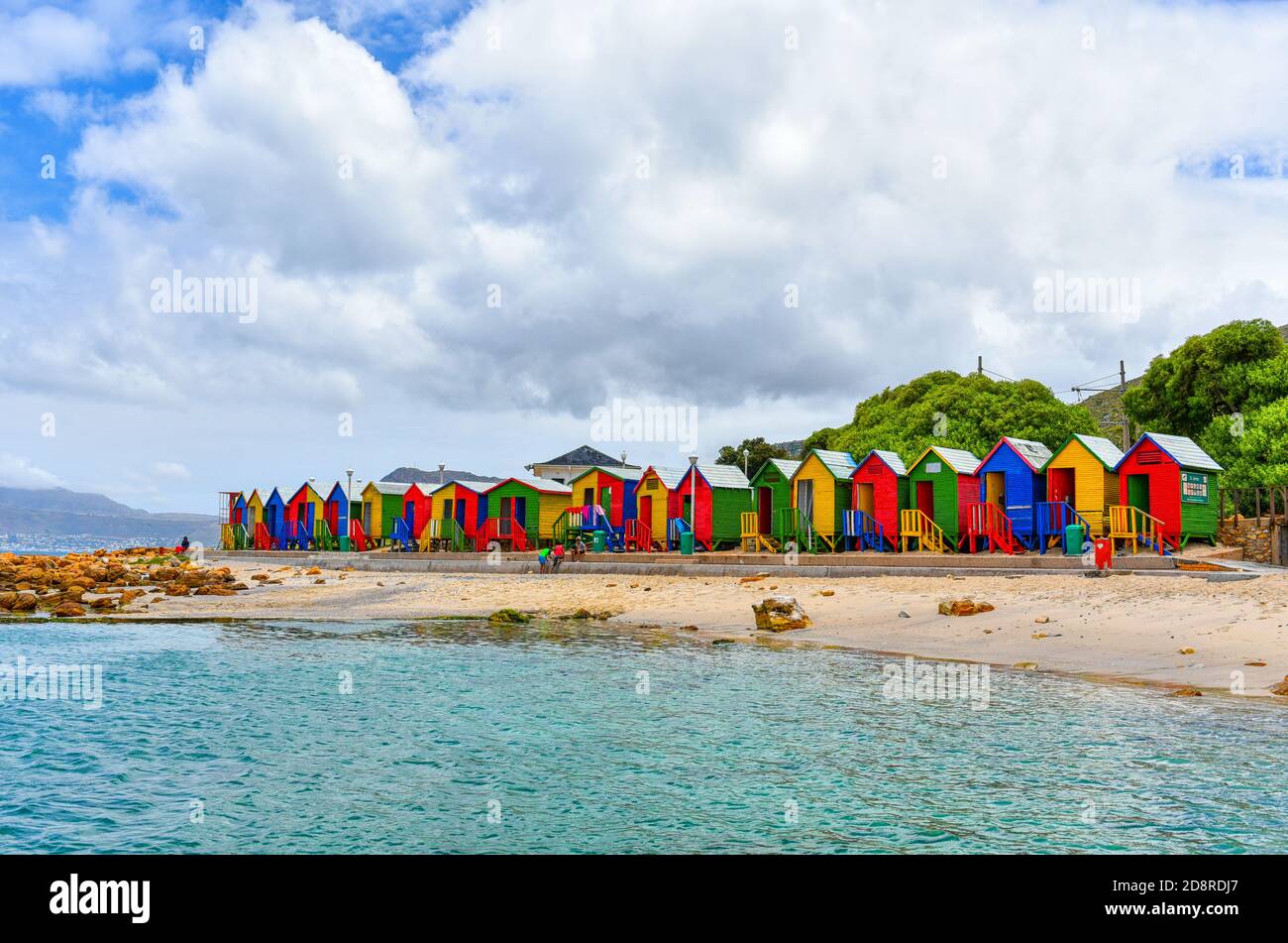 Colorate capanne di St James Beach, Muizenberg, Città del Capo, Sud Africa Foto Stock