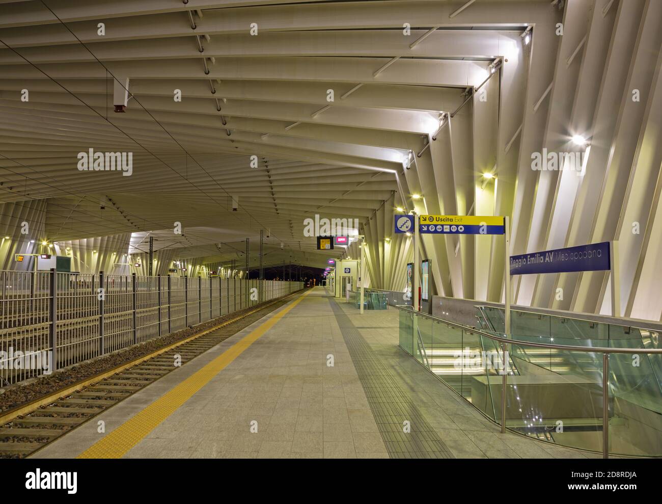 REGGIO EMILIA, Italia - 13 Aprile 2018: Reggio Emilia AV Mediopadana stazione ferroviaria al crepuscolo dell'architetto Santiago Calatrava. Foto Stock