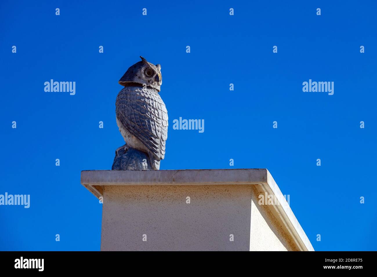 Gufo modello su costruzione per scoraggiare uccelli la Mata, Torrevieja,Costa Blanca, Spagna, inverno, sole invernale, destinazione Foto Stock