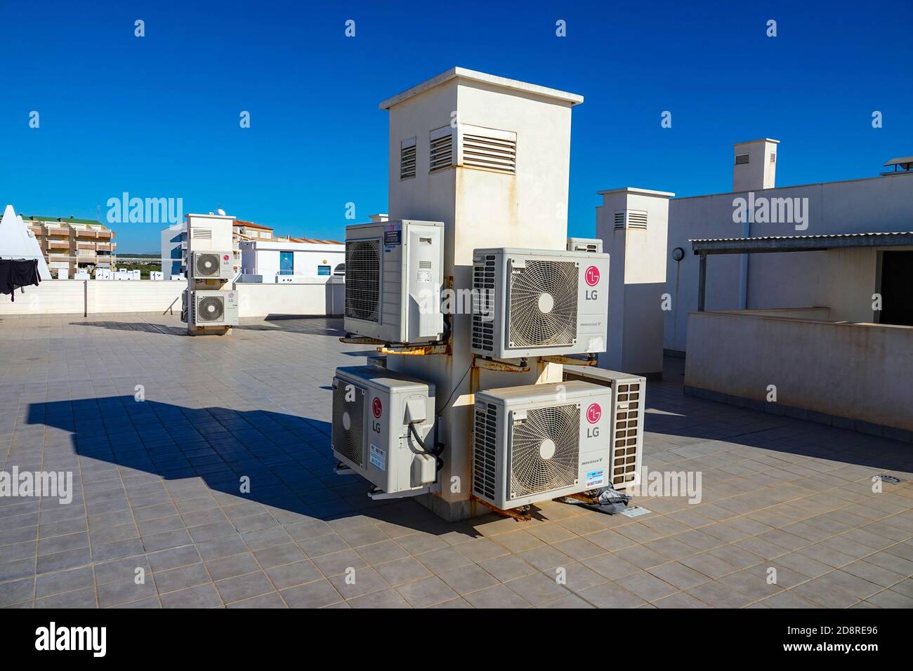 LG unità di aria condizionata sul tetto della condominio, la Mata, Torrevieja, Costa Blanca, Spagna, inverno, sole invernale, destinazione Foto Stock