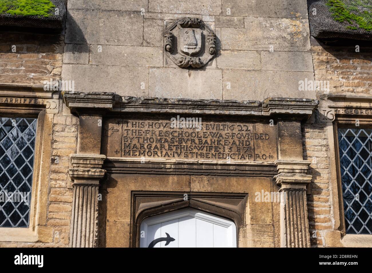 Iscrizione sopra la porta, Old School House, risalente al 1622, ora residenza privata; Burton Latimer, Northamptonshire, Regno Unito Foto Stock