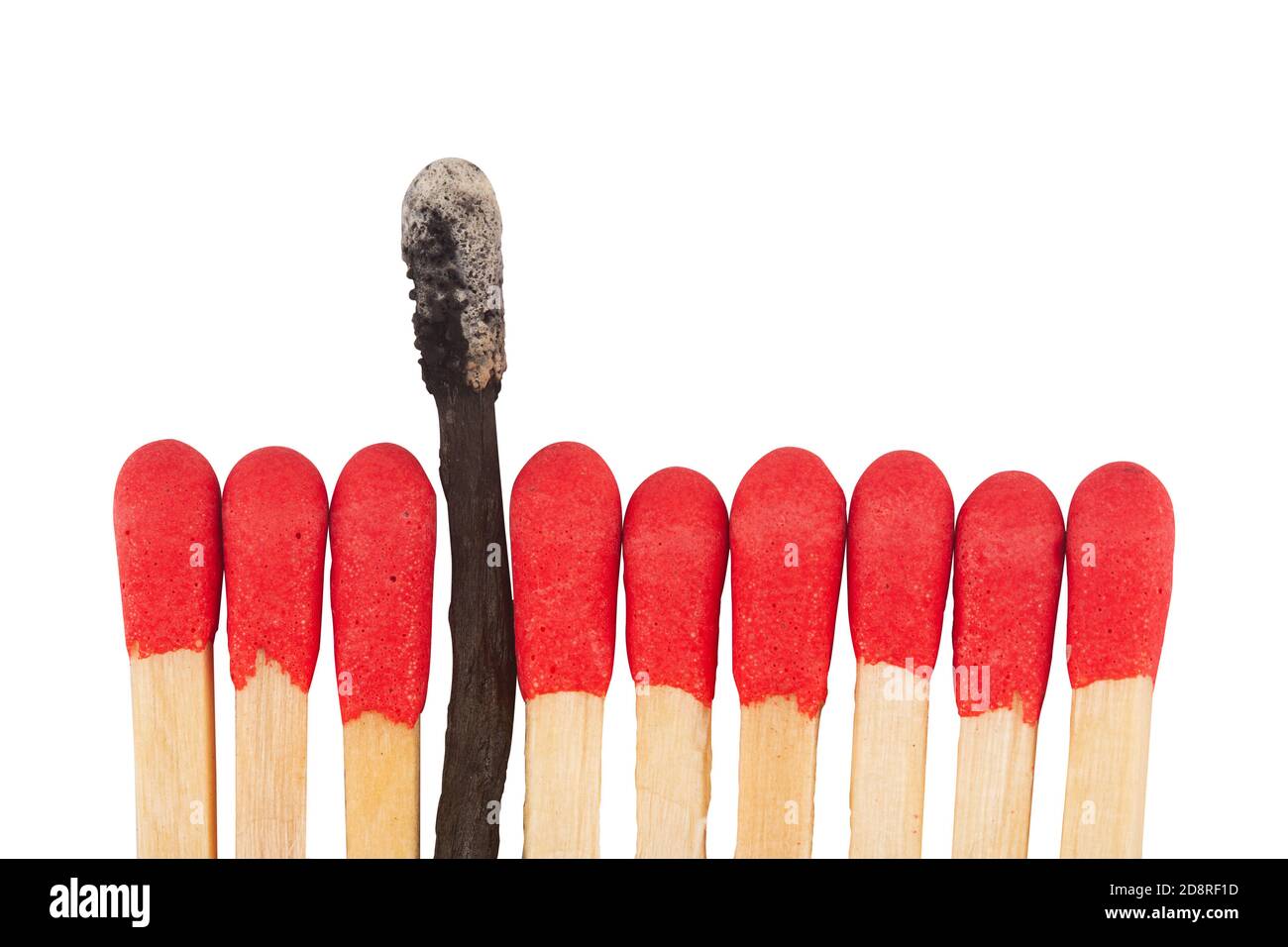 vista frontale macro closeup di teste di bastoni da fiammifero in legno rosso con uno bruciato al centro isolato su bianco sfondo Foto Stock