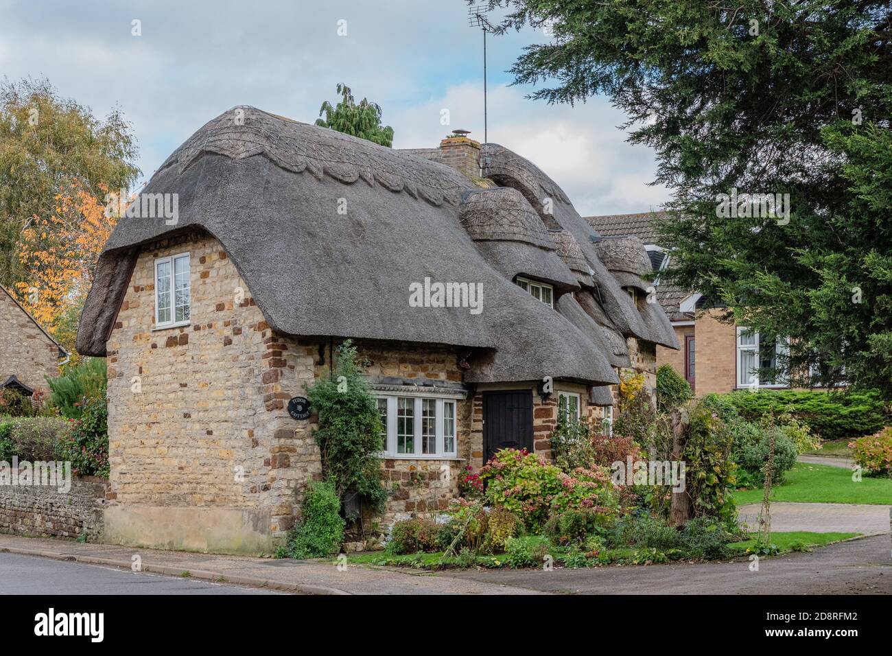 Grazioso cottage con tetto di paglia nel villaggio di Blisworth, Northamptonshire, Regno Unito Foto Stock