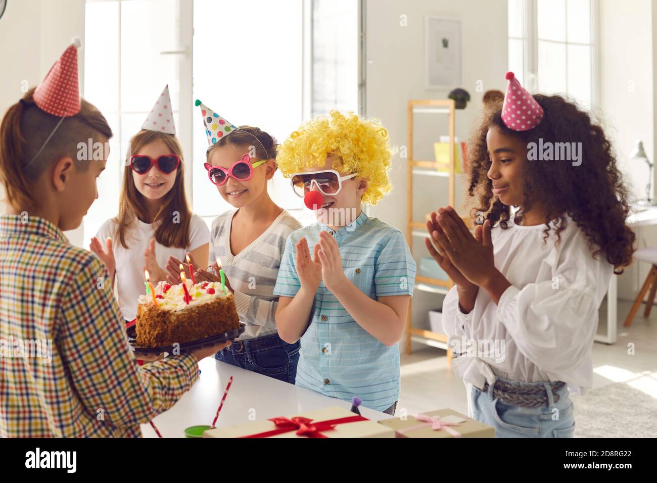 Bambini di razza mista in clown accessori di festa che hanno compleanno a casa festa Foto Stock