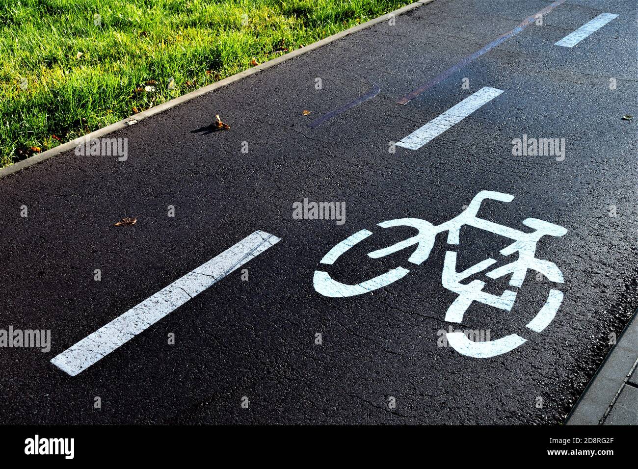 Trasporti sostenibili. Segnale di traffico in bicicletta, bici da strada. Sostenibilità e trasporto alternativo. Gestione dei progetti ambientali Foto Stock