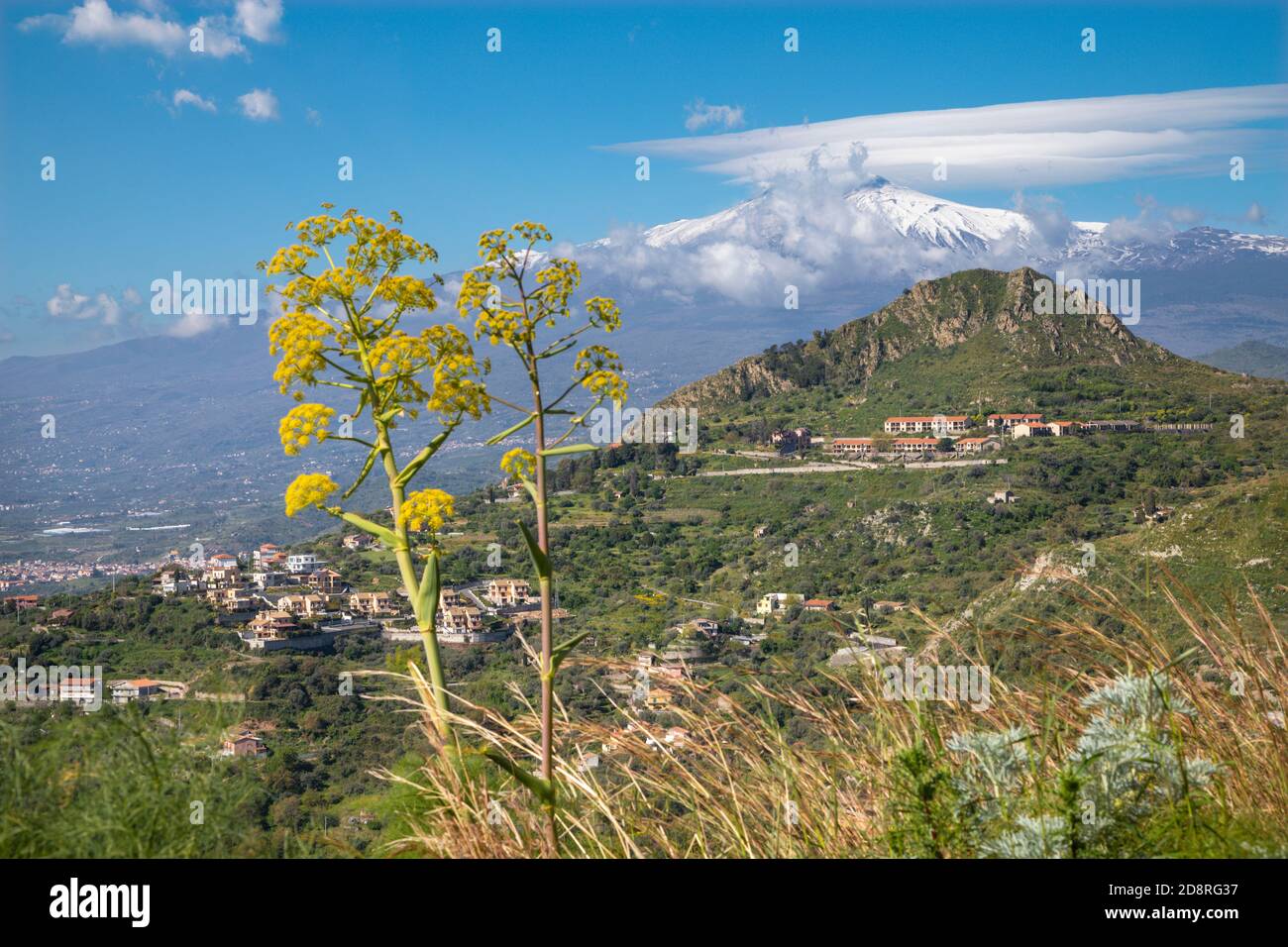 Taormina - il Mt. Il vulcano Etna al di sopra del panorama siciliano. Foto Stock