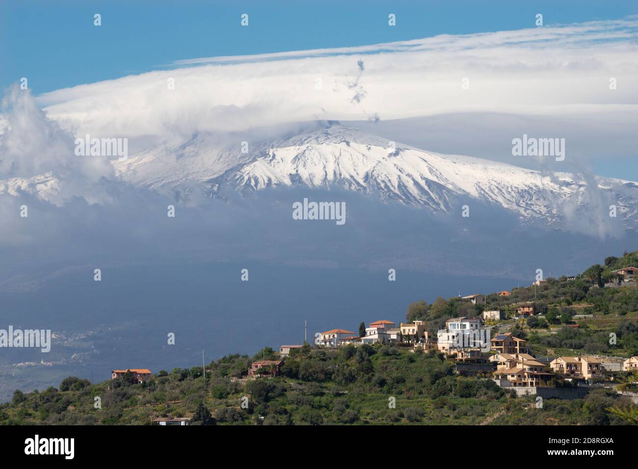Taormina - il Mt. Il vulcano Etna al di sopra del panorama siciliano. Foto Stock
