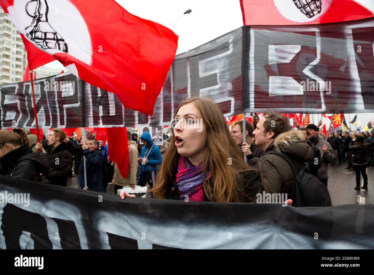 Mosca, Russia. 4 novembre 2013 UNA ragazza grida slogan contro un poster che recita 'Biryulyovo partecipa' al raduno annuale di movimenti nazionalisti la marcia russa nel distretto di Biryulyovo di Mosca, Russia Foto Stock