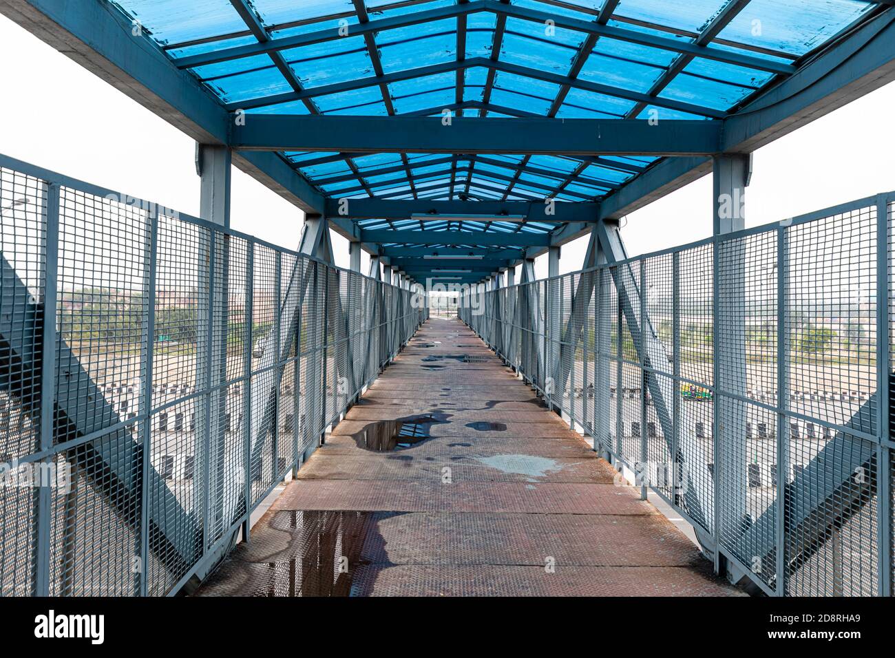 Un'esclusione piede per attraversare una strada, ponte sopraelevato attraverso l'autostrada. Foto Stock