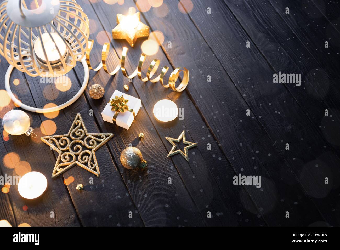 Lanterna di Natale con candela e decorazioni su legno scuro tabella Foto Stock