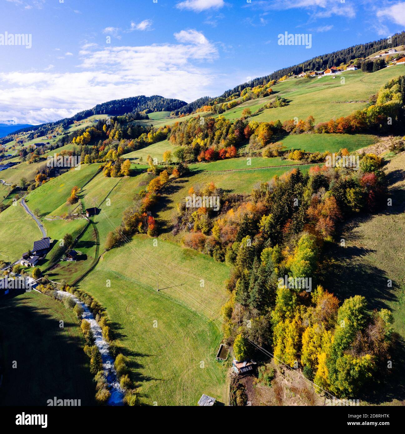 Funes Valley, Trentino, Italia. Paesaggio autunnale con colori autunnali. Foto Stock