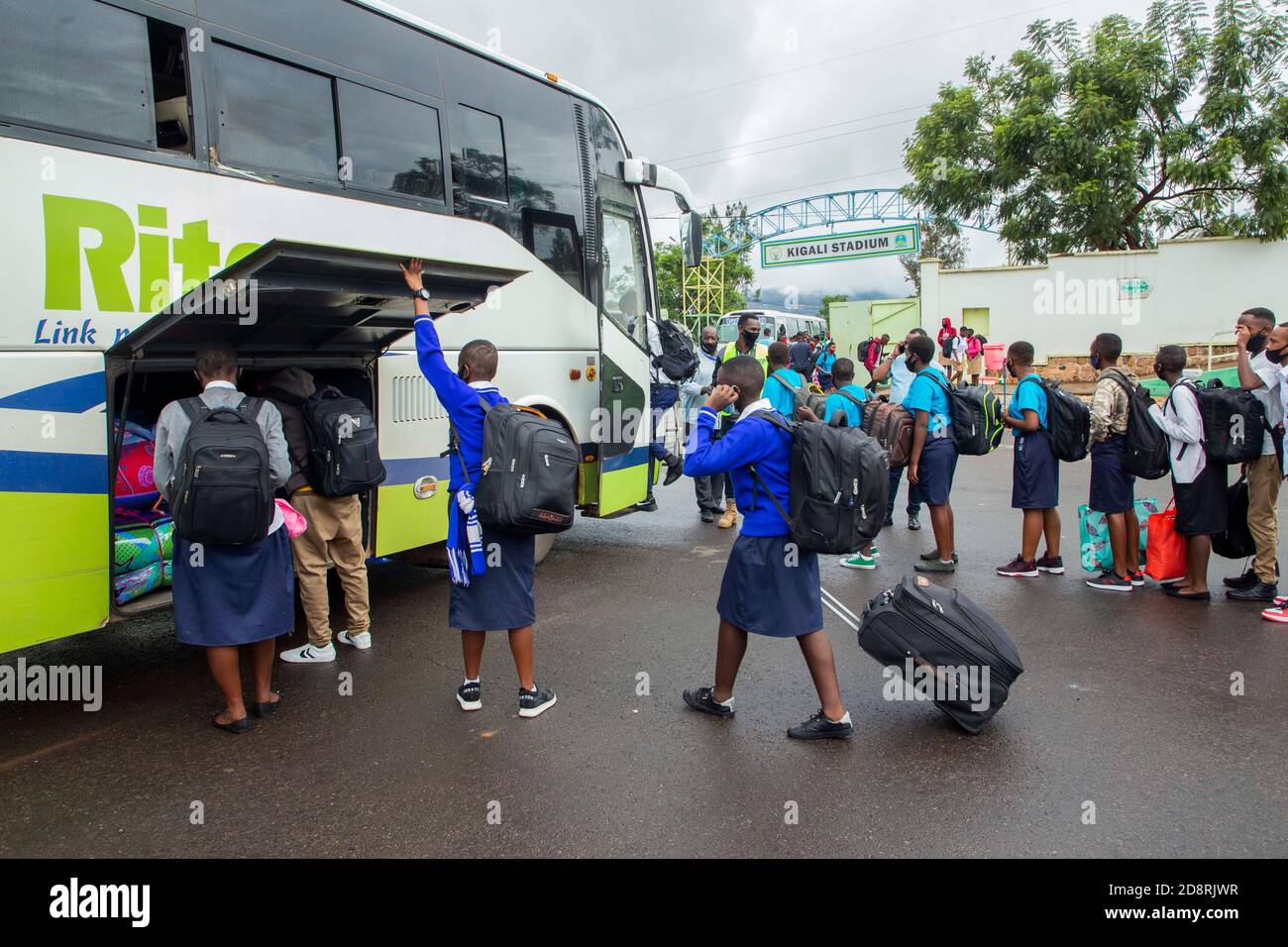 (201101) -- KIGALI, 1 novembre 2020 (Xinhua) -- gli studenti della scuola secondaria ruandese salono a bordo di un autobus a Kigali, Ruanda, il 31 ottobre 2020. Sono stati trasferiti alle scuole di imbarco con autobus il sabato, in preparazione della riapertura delle scuole che sono state chiuse da marzo a causa del COVID-19. (Foto di Cyril Ndegeya/Xinhua) Foto Stock