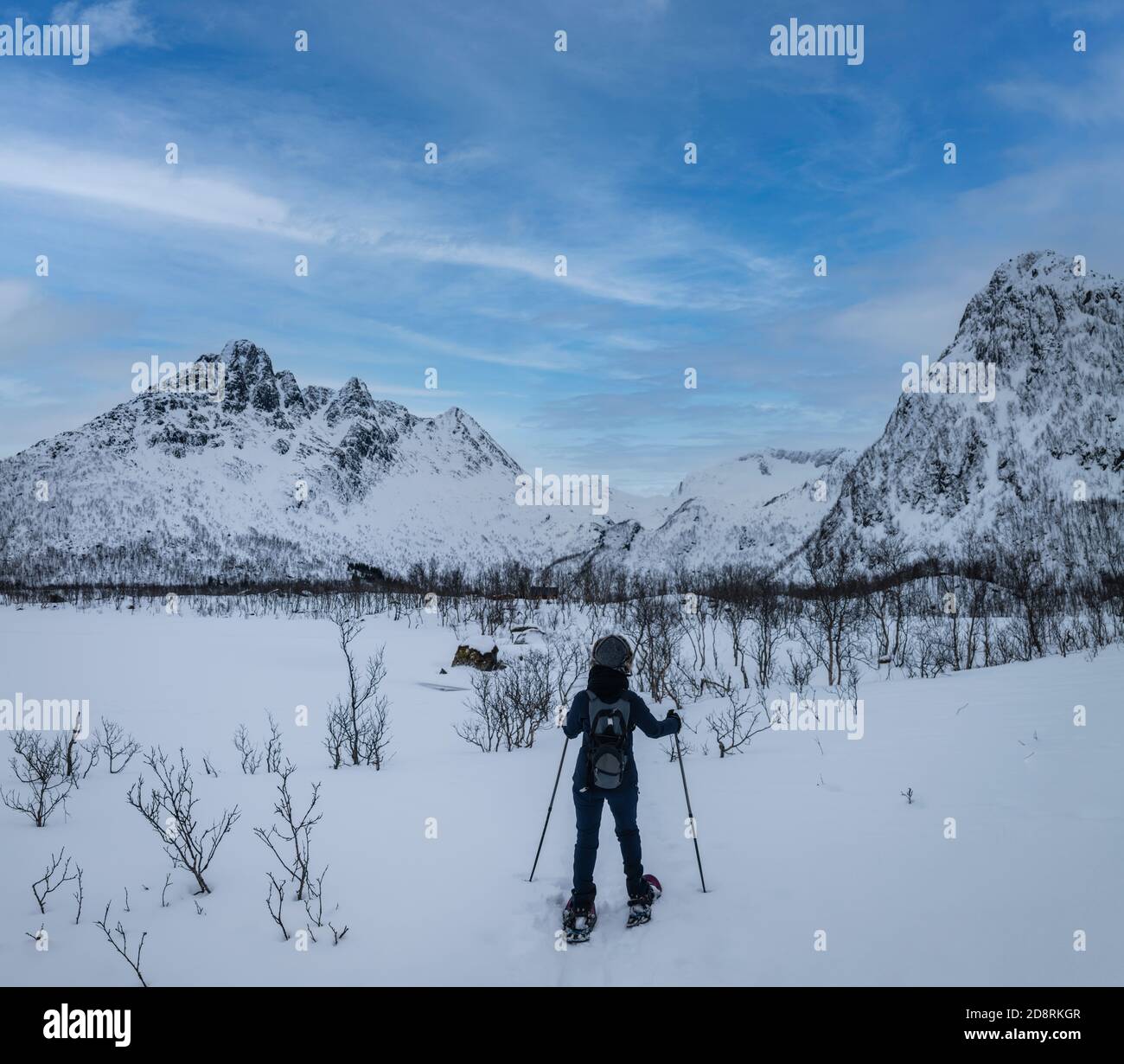 Racchette da neve femminili sull'isola di Senja, Norvegia. Foto Stock