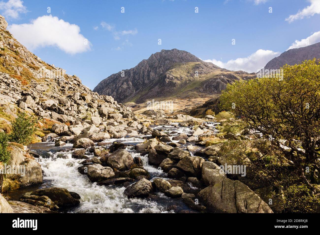 Il fiume Afon Ogwen che scorre da Llyn Ogwen di Pont Pen-y-benglog con la montagna Tryfan oltre nel Parco Nazionale di Snowdonia. Ogwen Gwynedd Galles del Nord Regno Unito Foto Stock