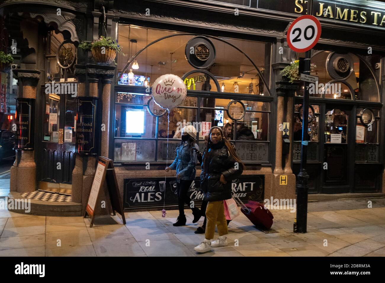 Come il primo ministro Boris Johnson annuncia un secondo blocco a livello nazionale di Coronavirus durante la seconda ondata della pandemia, i festaioli e i festaioli della vita notturna celebrano Halloween a Soho, il 31 ottobre 2020, a Londra, Inghilterra. Le piccole aziende, come i bar e i ristoranti, dovranno chiudere di nuovo, tranne che per le takeaways da giovedì e per un periodo di un mese. Foto Stock