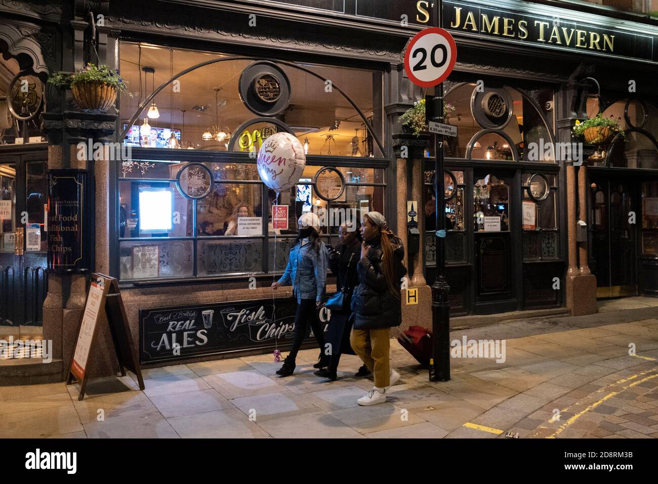 Come il primo ministro Boris Johnson annuncia un secondo blocco a livello nazionale di Coronavirus durante la seconda ondata della pandemia, i festaioli e i festaioli della vita notturna celebrano Halloween a Soho, il 31 ottobre 2020, a Londra, Inghilterra. Le piccole aziende, come i bar e i ristoranti, dovranno chiudere di nuovo, tranne che per le takeaways da giovedì e per un periodo di un mese. Foto Stock