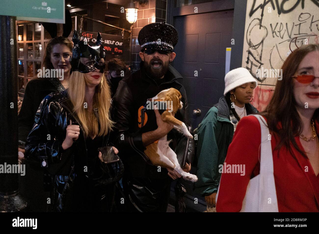 Come il primo ministro Boris Johnson annuncia un secondo blocco a livello nazionale di Coronavirus durante la seconda ondata della pandemia, i festaioli e i festaioli della vita notturna celebrano Halloween a Soho, il 31 ottobre 2020, a Londra, Inghilterra. Le piccole aziende, come i bar e i ristoranti, dovranno chiudere di nuovo, tranne che per le takeaways da giovedì e per un periodo di un mese. Foto Stock