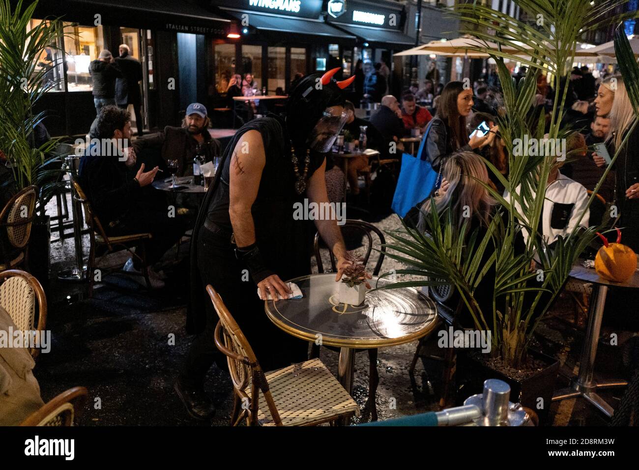 Come il primo ministro Boris Johnson annuncia un secondo blocco a livello nazionale di Coronavirus durante la seconda ondata della pandemia, i festaioli e i festaioli della vita notturna celebrano Halloween a Soho, il 31 ottobre 2020, a Londra, Inghilterra. Le piccole aziende, come i bar e i ristoranti, dovranno chiudere di nuovo, tranne che per le takeaways da giovedì e per un periodo di un mese. Foto Stock