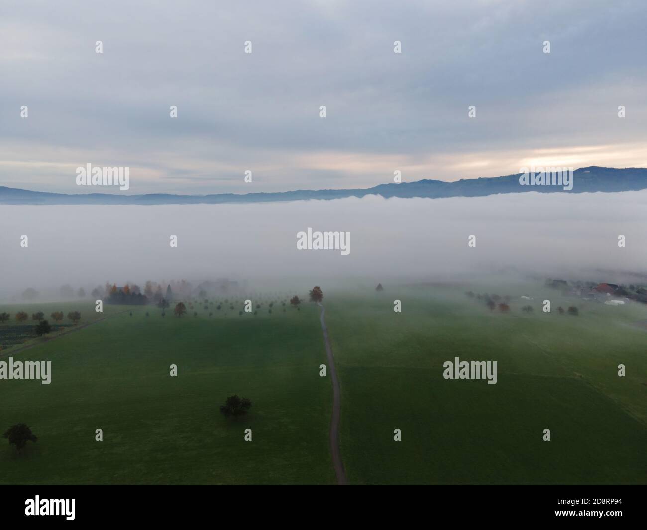 Paesaggio panoramico foggy con montagne al mattino Foto Stock