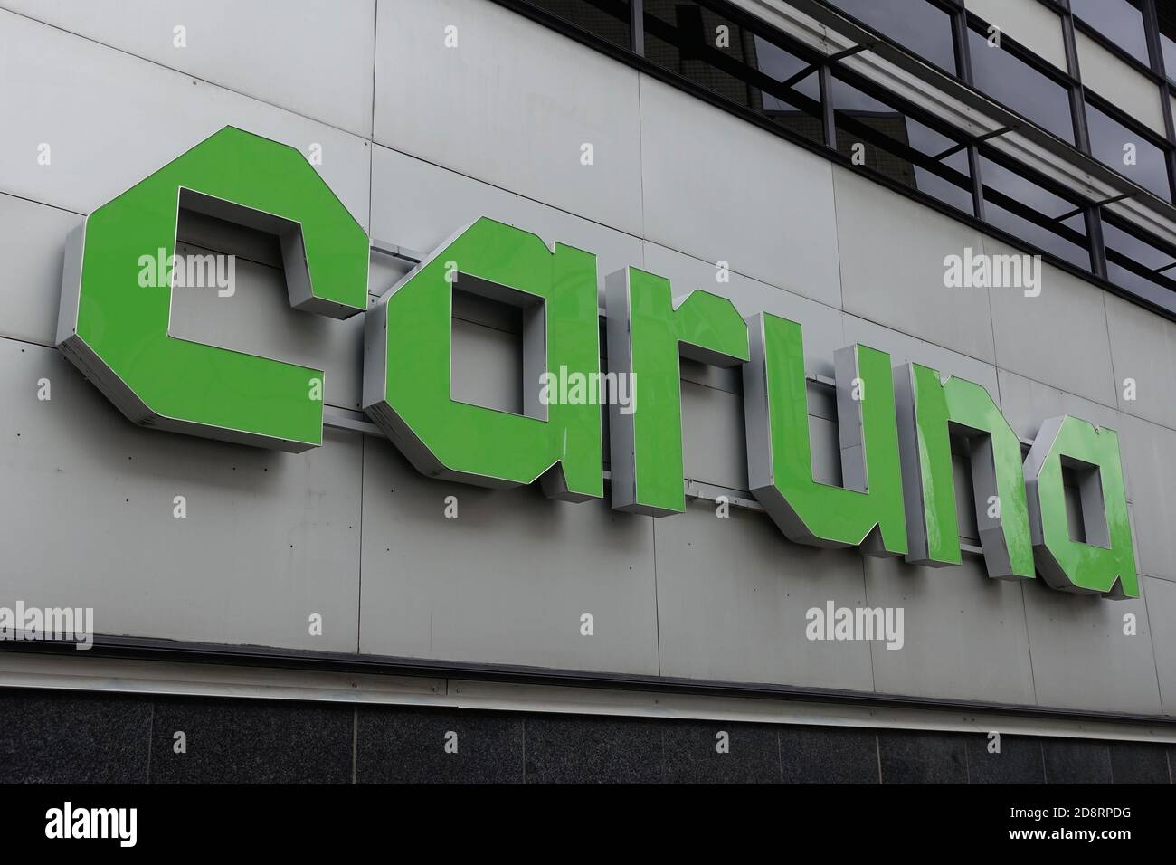 Espoo, Finlandia - 6 maggio 2019: Logo della società elettrica Caruna su una parete esterna della sede centrale della società a Espoo, Finlandia. Foto Stock