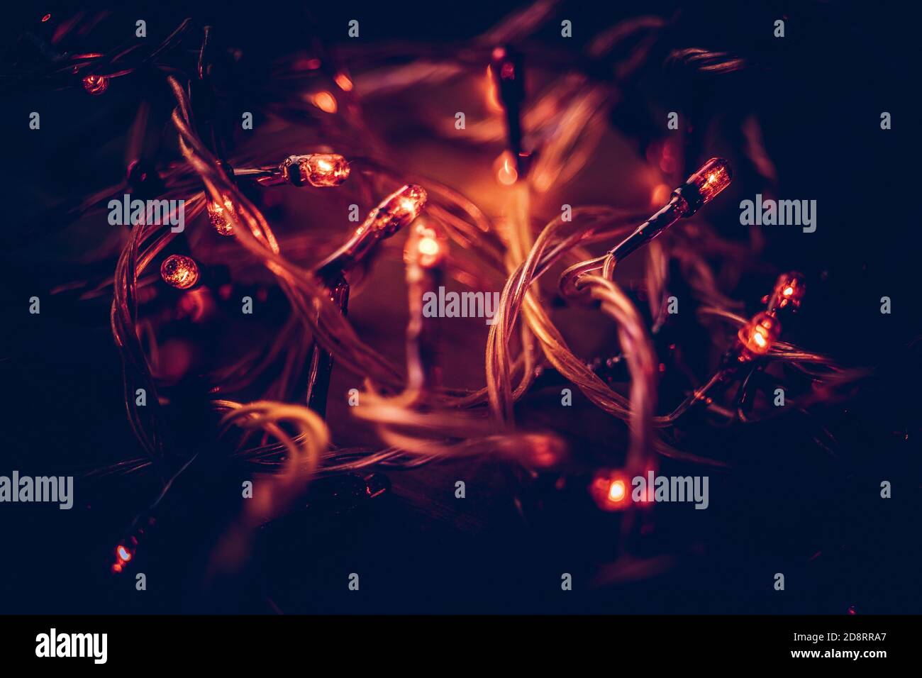 scintillanti luci rosa di ghirlanda al buio Foto Stock