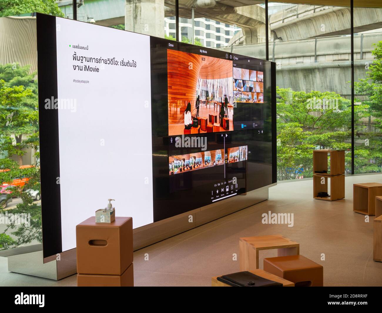 Bangkok, Thailandia - 29 ottobre 2020: Il monitor su grande schermo mostra la sessione di formazione su iMovie di oggi presso Apple presso l'Apple Store centrale. Foto Stock