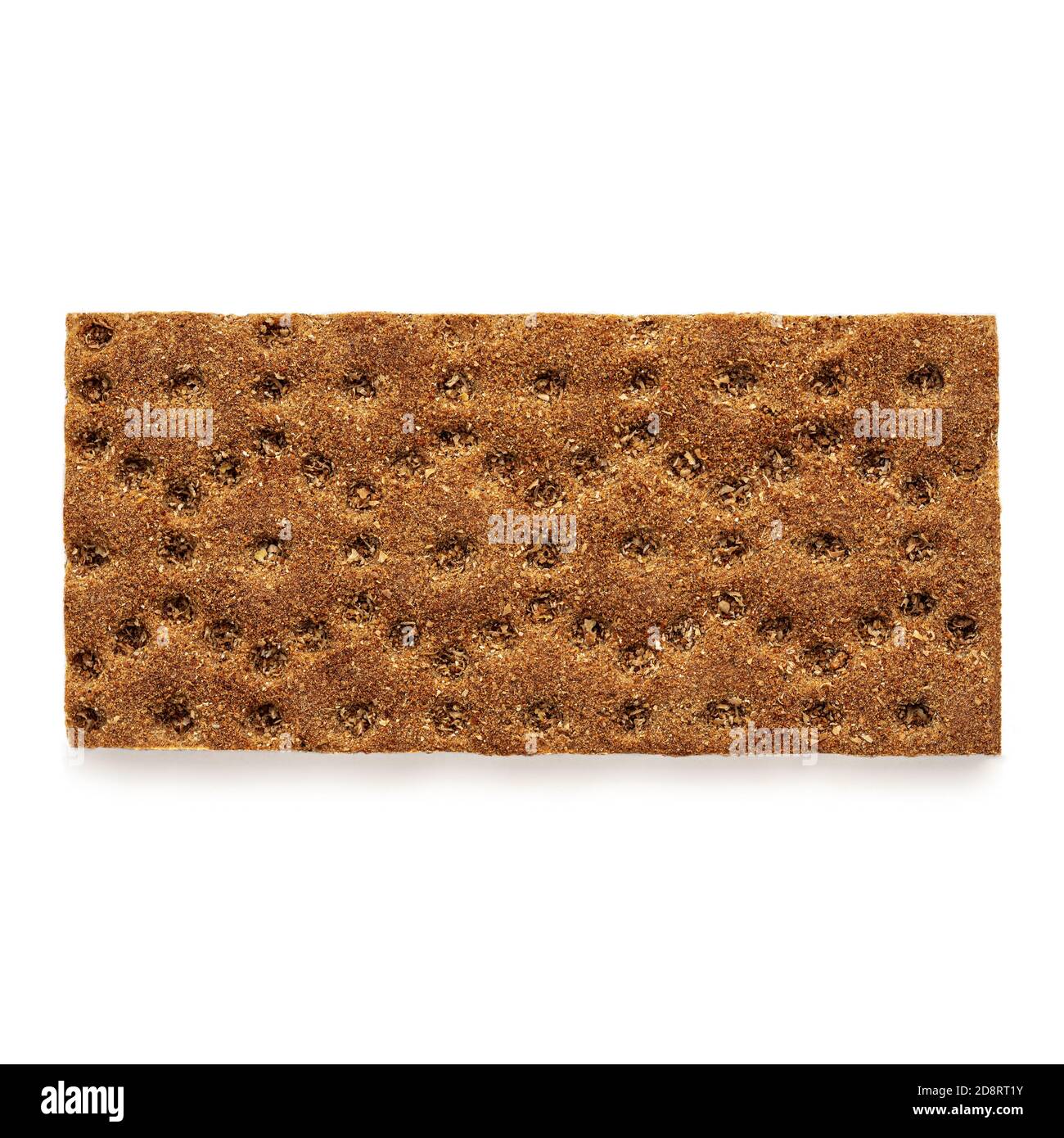 Cracker croccante di segale isolato su sfondo bianco. Cracker di grano intero o pane piatto. Vista dall'alto Foto Stock